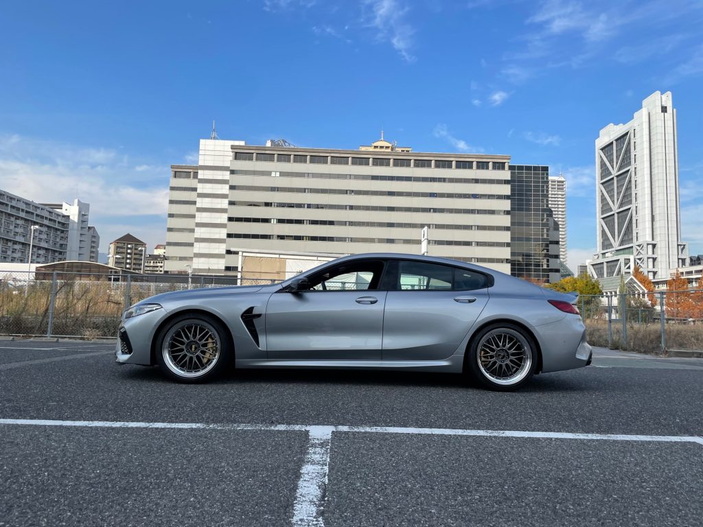 ピュアメタルシルバーが眩しい、BMW F93 M8GC(^_-)-☆