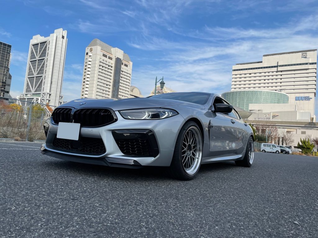 ピュアメタルシルバーが眩しい、BMW F93 M8GC(^_-)-☆