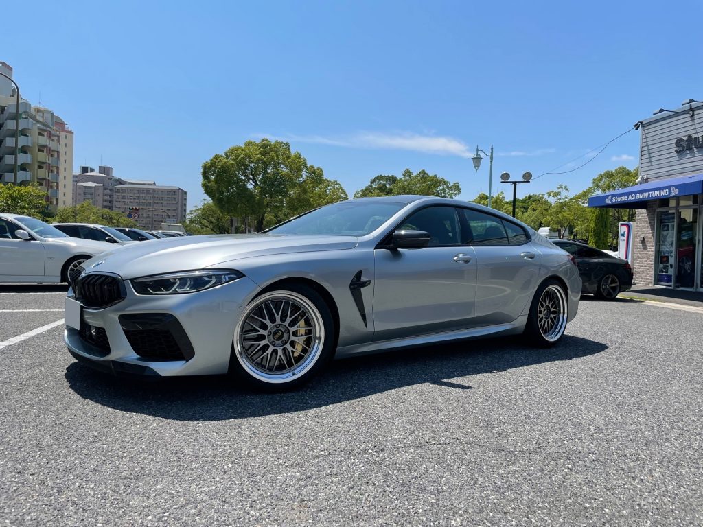 ピュアメタルシルバーが眩しい、BMW F93 M8GC(^_-)-☆