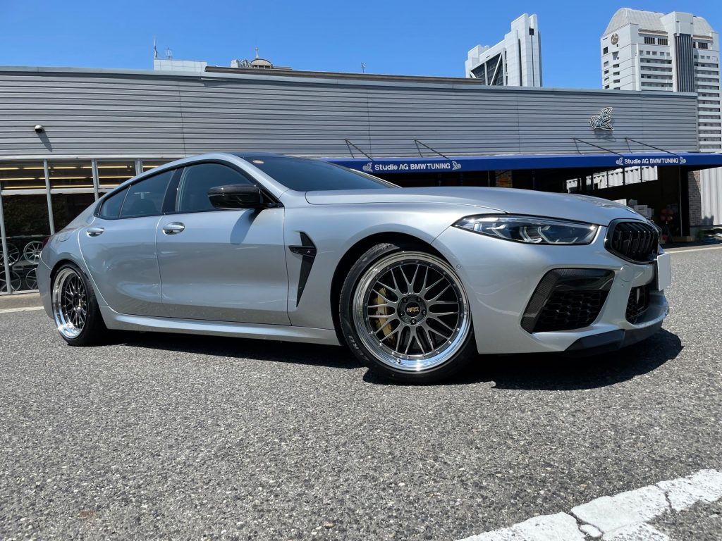 ピュアメタルシルバーが眩しい、BMW F93 M8GC(^_-)-☆