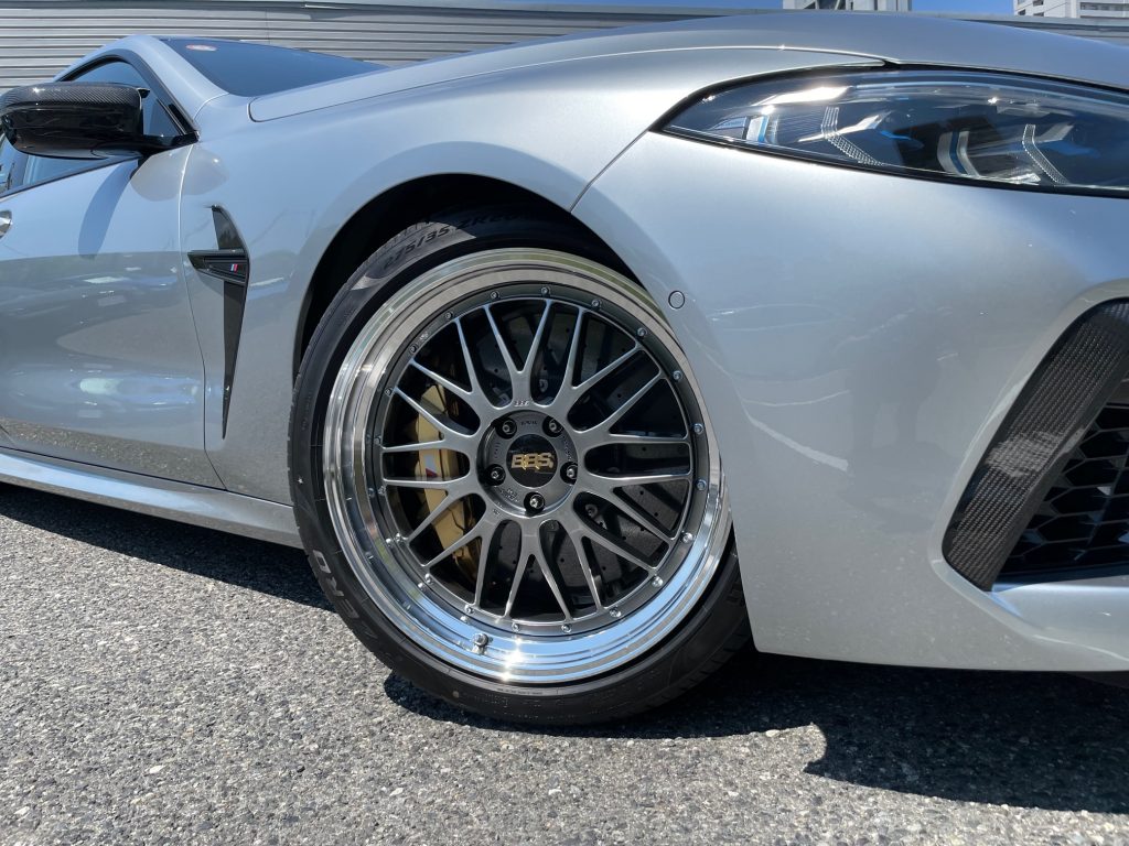 ピュアメタルシルバーが眩しい、BMW F93 M8GC(^_-)-☆