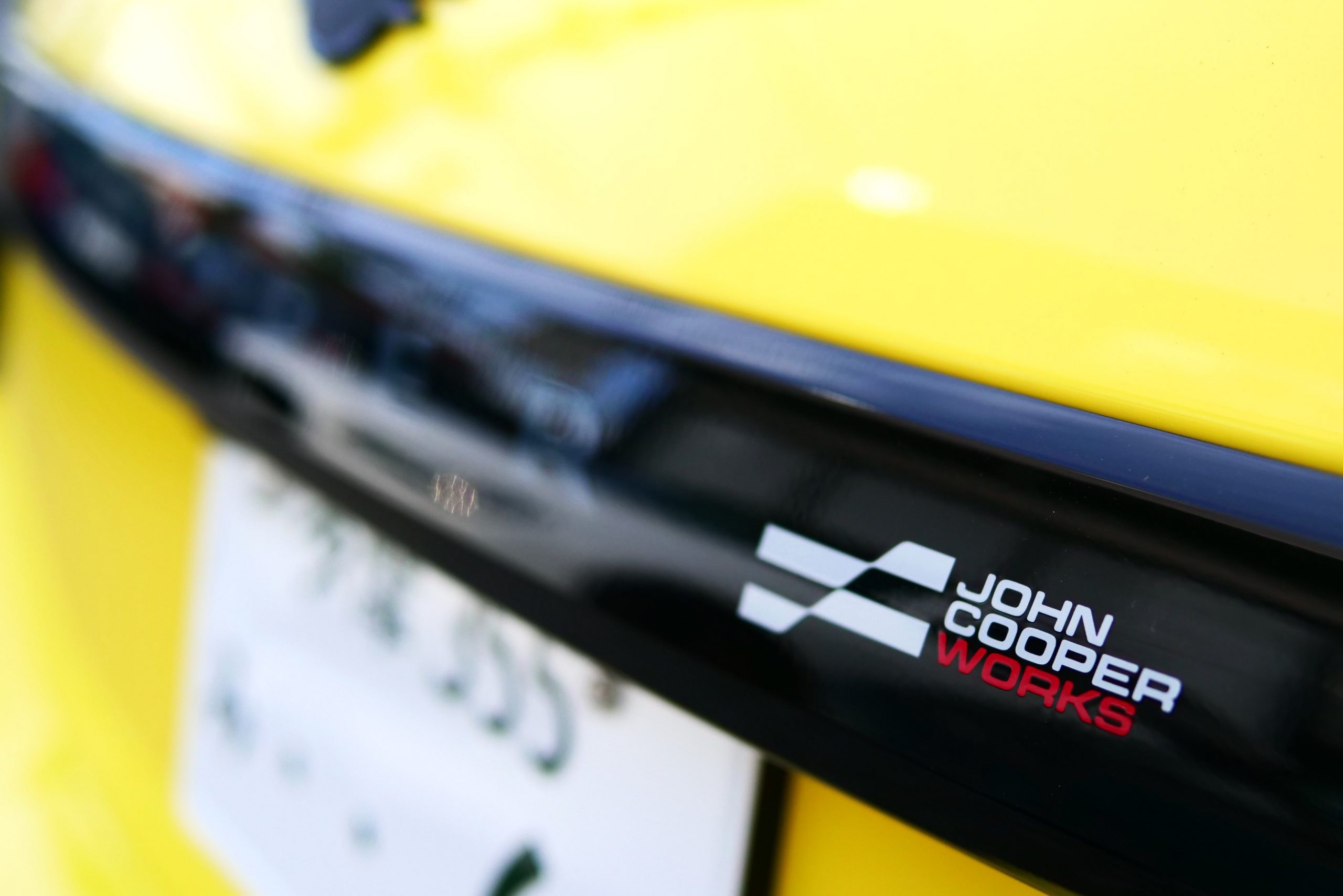 お隣ADVENTさんがサニーサイドイエローのF66/ MINI JOHN COOPER WORKS