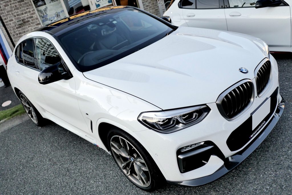 BMW G02 X4 M40iのルーフパネルをグロスカーボンフィルムでラッピング