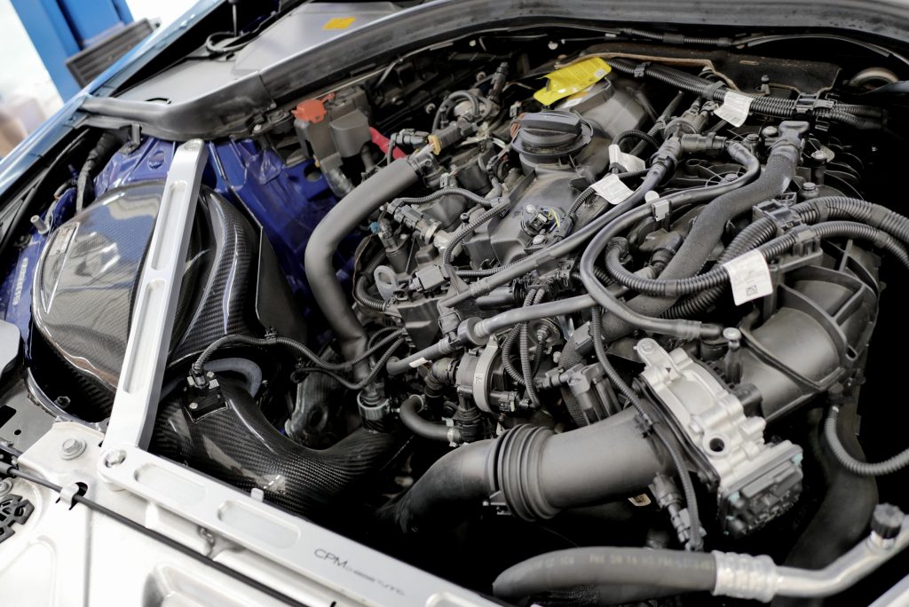 BMW G20 330iのB48エンジンにFTPチャージパイプ装着カラードREDタイプ