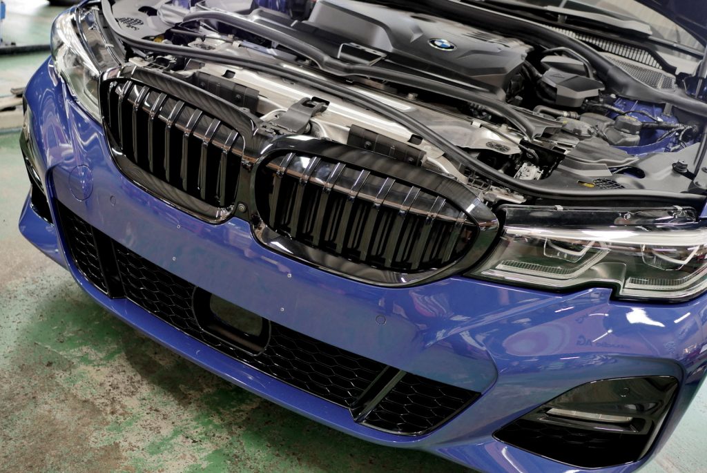 BMW G21 3シリーズツーリングのキドニーグリルをブラックに交換