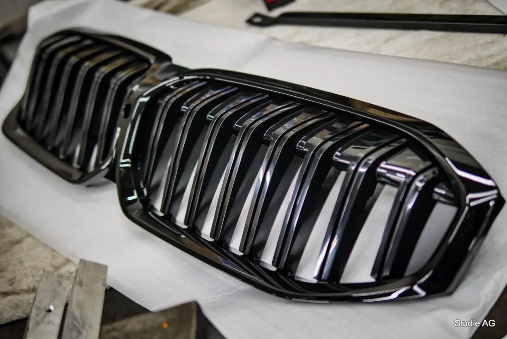 定番だから間違いなし♪グリルのブラック化でBMWのフロントフェイスを