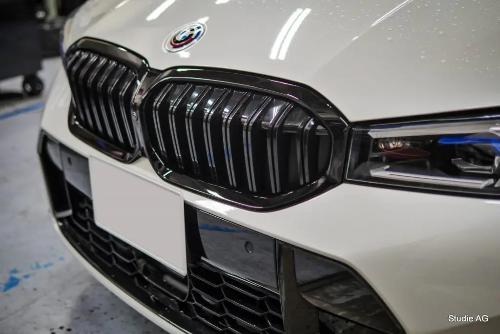 定番だから間違いなし♪グリルのブラック化でBMWのフロントフェイスを