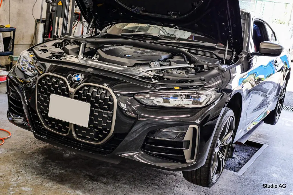 フェイスを引き締める！ブラックグリル類をBMW G22 クーペに投入 