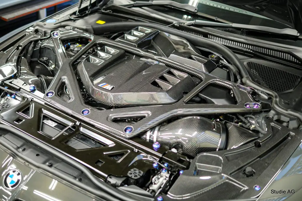 BMW G81M3TRのエンジンルームをDOWNSTARボルト＆EVENTURIで彩る