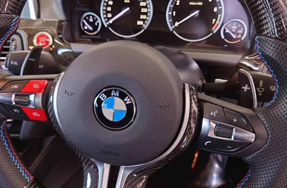 レーシングフィールで人気のJQ（マグネット）パドル をBMW 6シリーズに