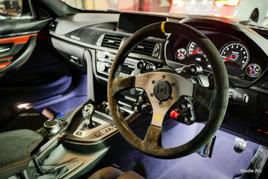 JQステアリングBOSSで！BMW F82M4のコクピットが漢の仕事場感全開に(^O