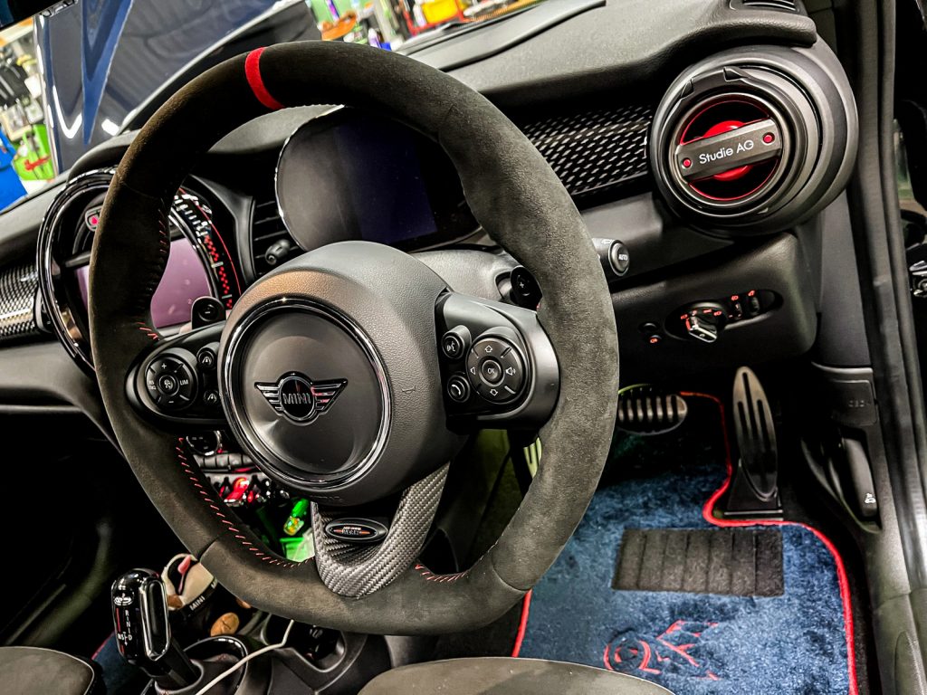 MINI F56 JCWにJCWアルカンターラスポーツステアリングを装着