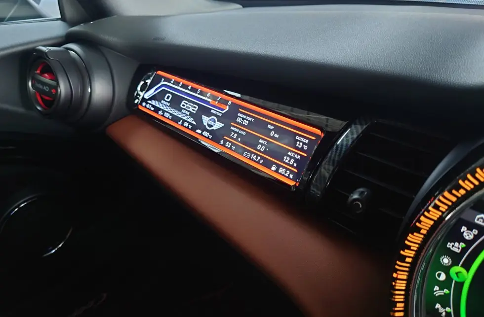パッセンジャースポーツディスプレイをF57にご装着♪BMW MINIのドレス 