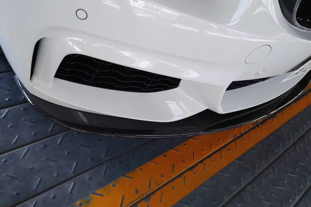 BMWのバンパーに、そして、フロントスポイラーに追加でかっこ