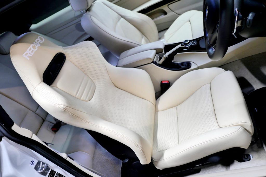 BMW E92 325i Mスポーツに
RECARO SP-JC LEATHER SE
アイボリーを装着