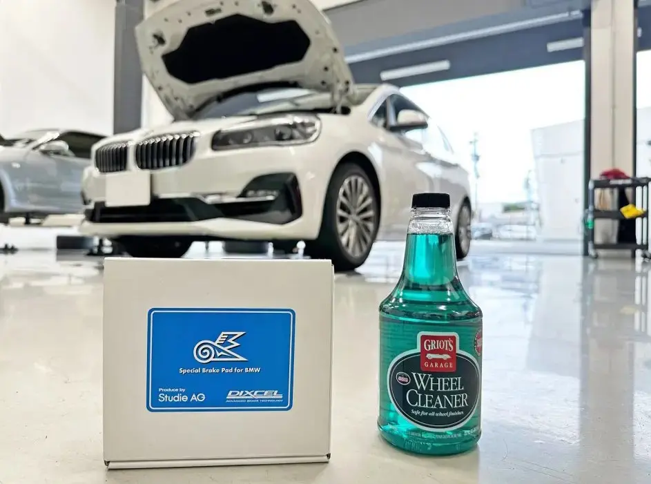 BMW純正の大量なブレーキダストはSR4低ダストブレーキパッドで