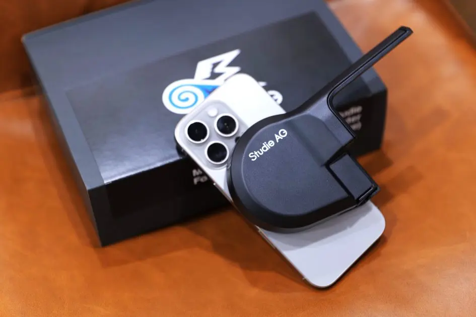 MagCharge Smartphone Holder for BMW Curved Display (Square