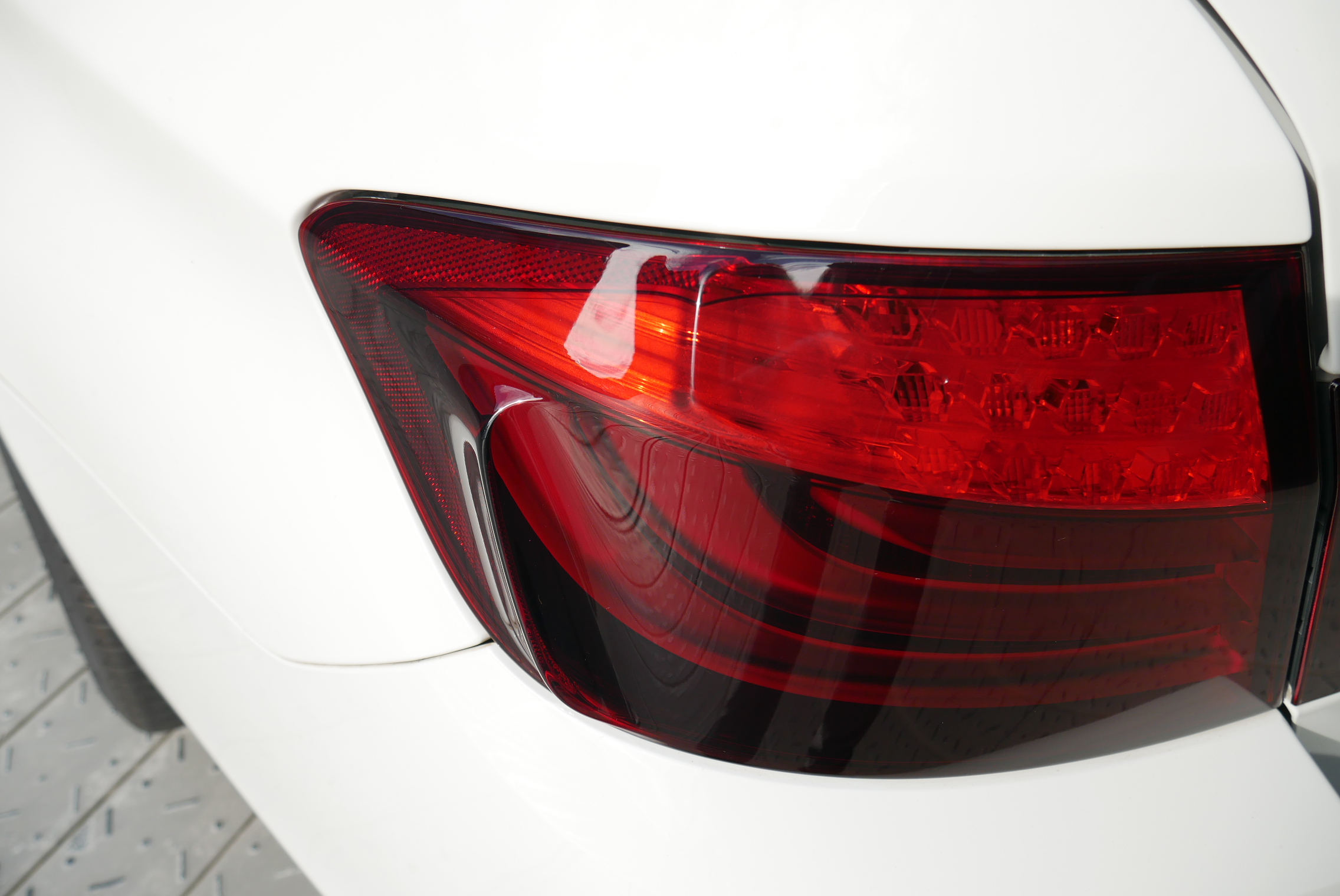 BMW F10/5シリーズのテールライトをスモークテールに！シャープ
