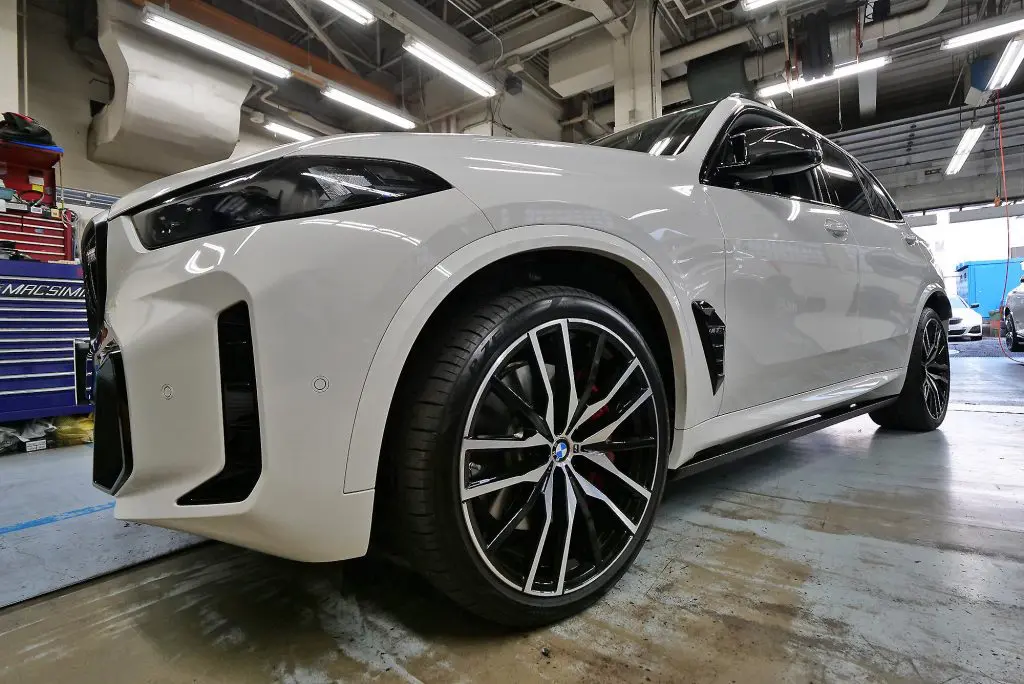 ドア開けるとスーッ！ とでてくる便利なランニングボード。BMW X5 LCI