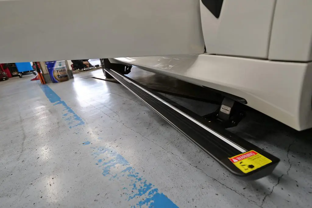 ドア開けるとスーッ！ とでてくる便利なランニングボード。BMW X5 LCI