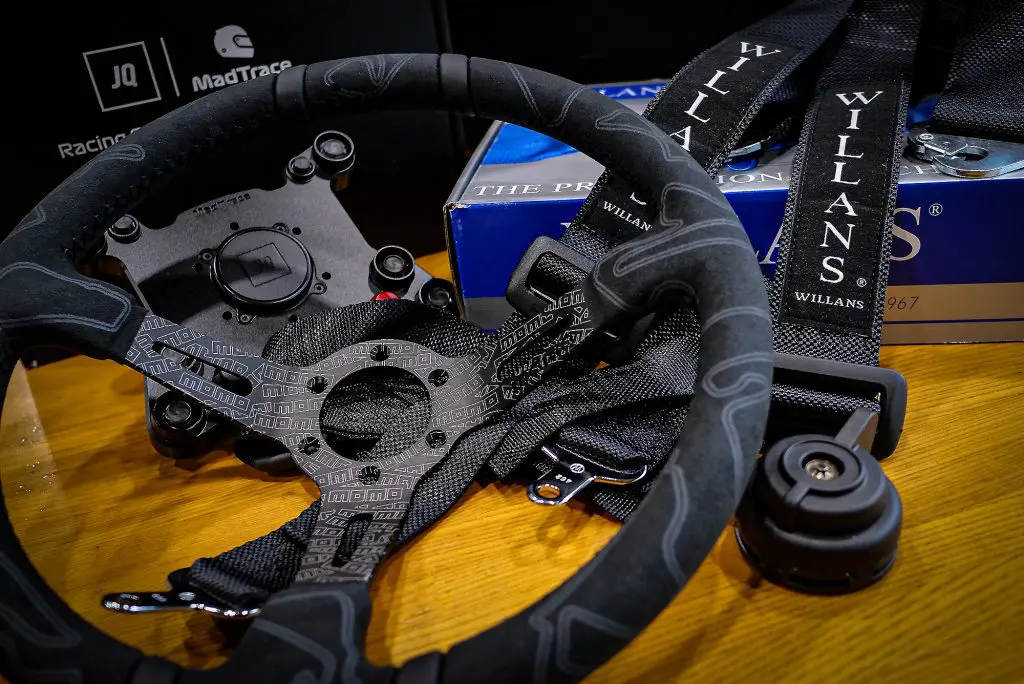 BMW F82 M4 MTに最新MOMO ULTRA BLACK EDITIONにJQ Systemで