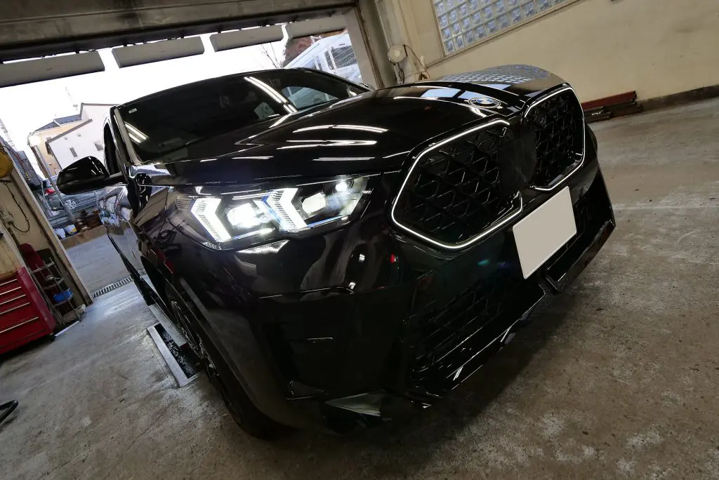 BMWのアイポイントになるキドニィをブラックに変更！ NEW X2の巻きッ