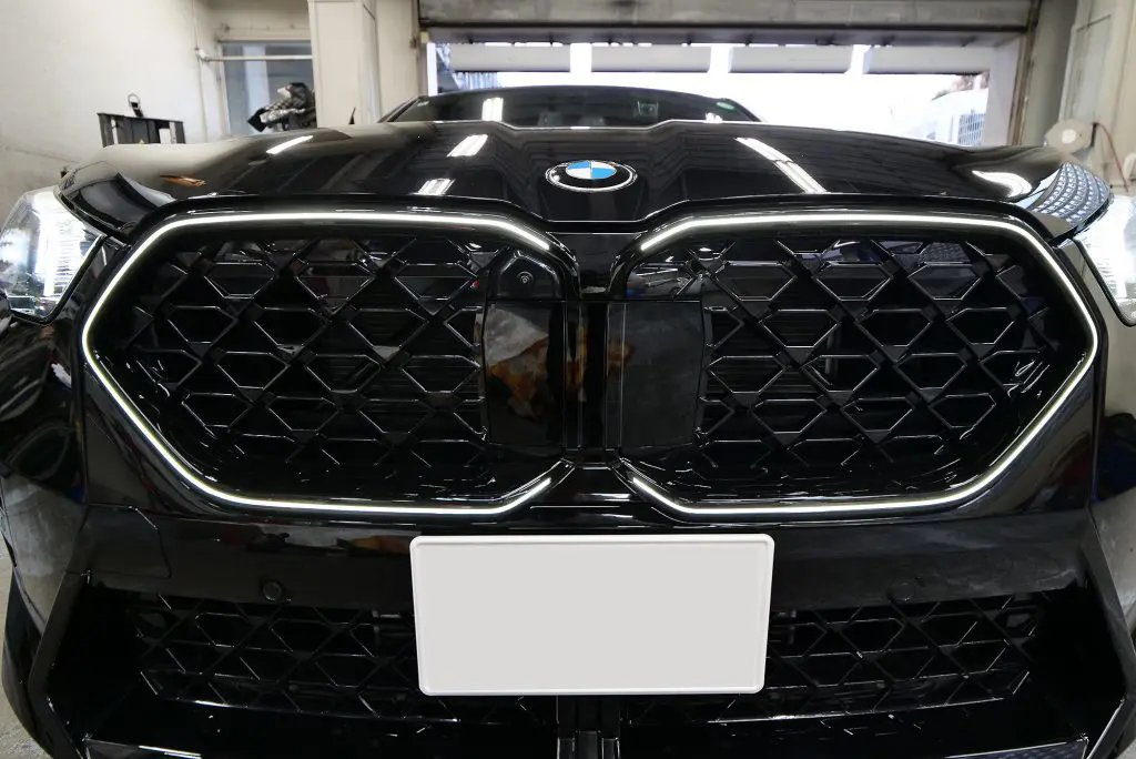 BMWのアイポイントになるキドニィをブラックに変更！ NEW X2の巻きッ