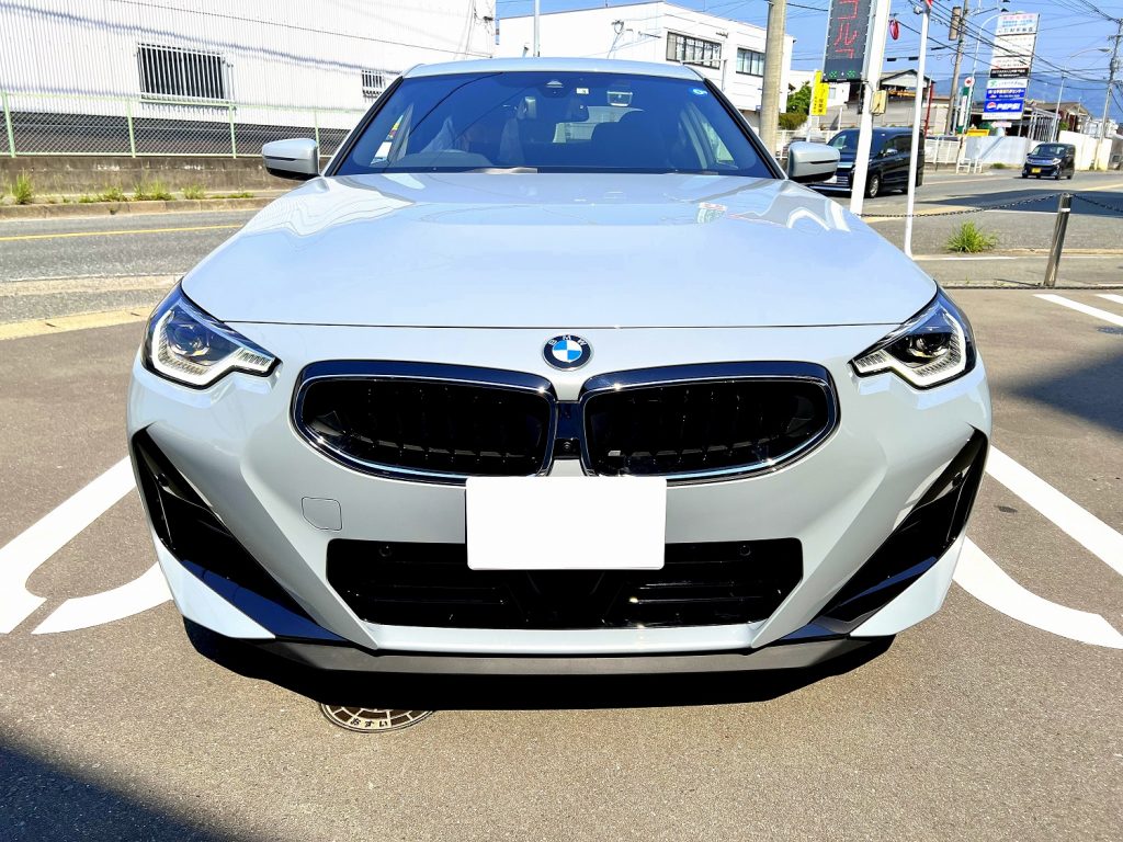 九州のBMW専門店スタディ福岡。
新型2シリーズG42/220iにM240iX純正フロントスポイラー取付です(^^)