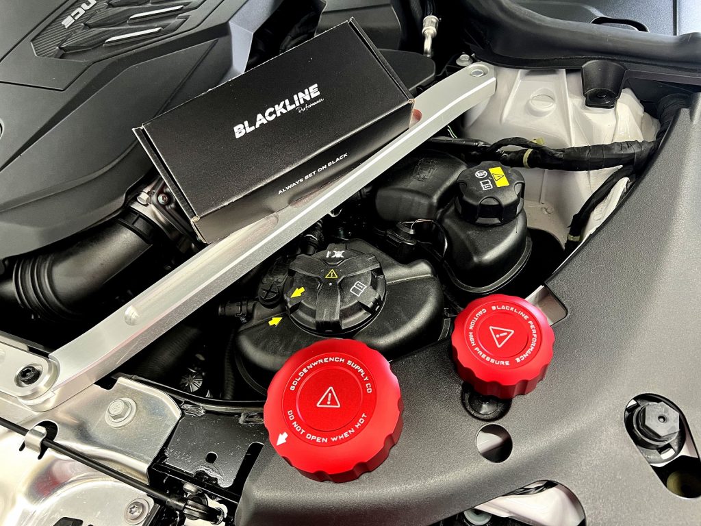 九州のBMW専門店スタディ福岡。
BMWエンジンルームのドレスアップにはGolden Wrench 「BLACK LINE」ですね!