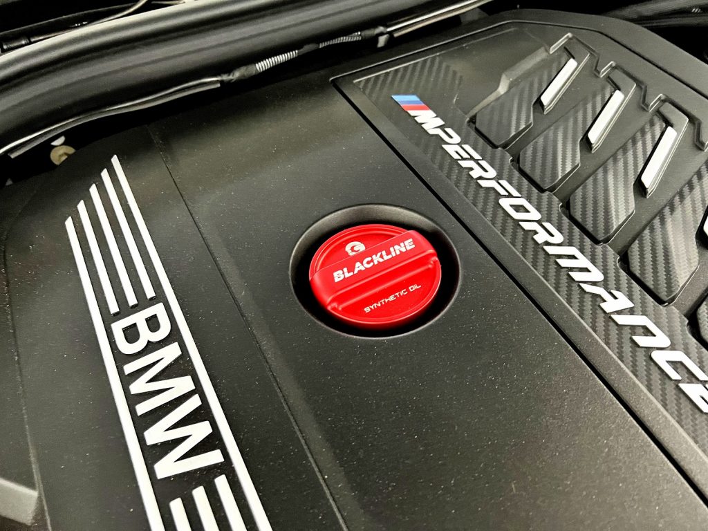 九州のBMW専門店スタディ福岡。
BMWエンジンルームのドレスアップにはGolden Wrench 「BLACK LINE」ですね!