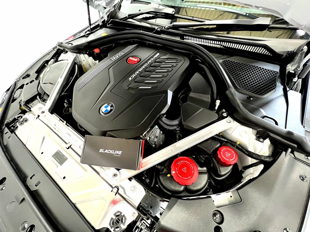九州のBMW専門店スタディ福岡。
BMWエンジンルームのドレスアップにはGolden Wrench 「BLACK LINE」ですね!