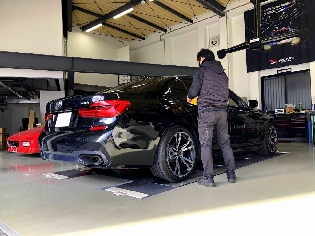 九州のBMW専門店スタディ福岡。BMW7シリーズにStudieAGロゴいりのボディストライプ貼り付けです!