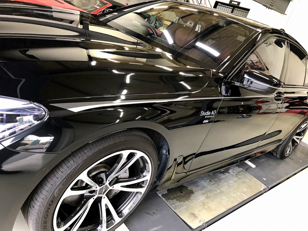 九州のBMW専門店スタディ福岡。BMW7シリーズにStudieAGロゴいりのボディストライプ貼り付けです!