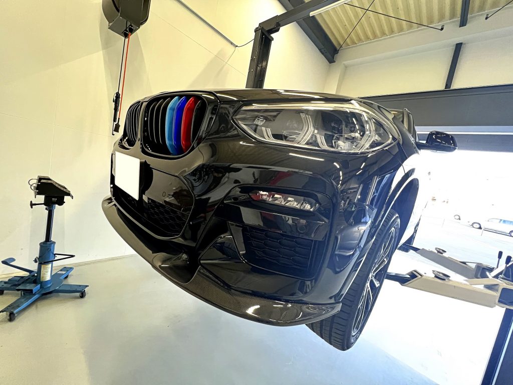 九州のBMW専門店スタディ福岡。ブラックボディのG01X3に3DDesign製のカーボンフロントスポイラーを装着です!