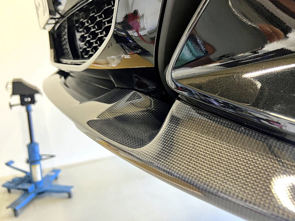 九州のBMW専門店スタディ福岡。ブラックボディのG01X3に3DDesign製のカーボンフロントスポイラーを装着です!