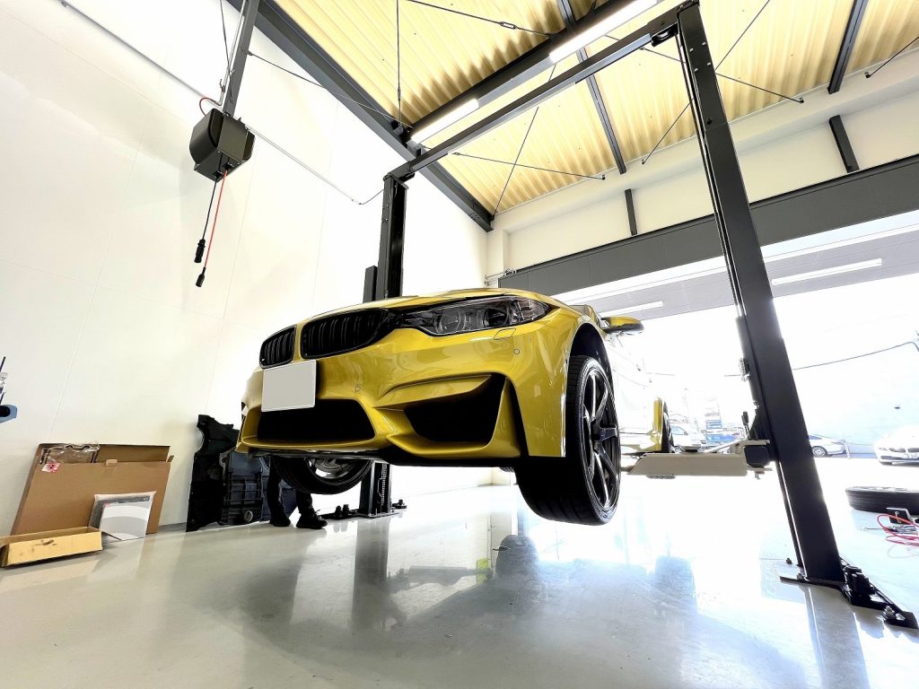九州のBMW専門店スタディ福岡。
BMW_F80_M3にドイツBMWチューナーLIGHTWEIGHT(ライトウエイト)フロントスポイラー取付です。