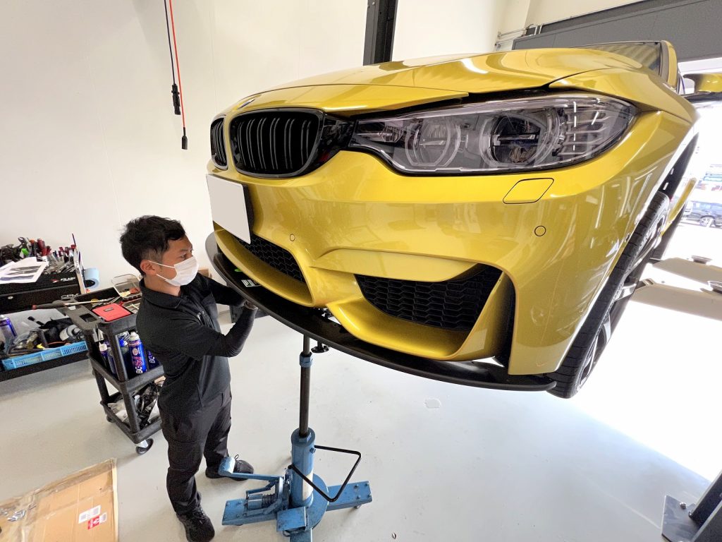 九州のBMW専門店スタディ福岡。
BMW_F80_M3にドイツBMWチューナーLIGHTWEIGHT（ライトウエイト）フロントスポイラー取付です。