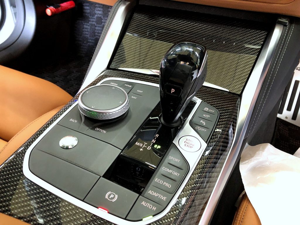 BMW専門店スタディ福岡。G80/82BMW純正カーボンパネル流用ッ!インテリアをスポーティーにエレガントに演出してみました(^^)