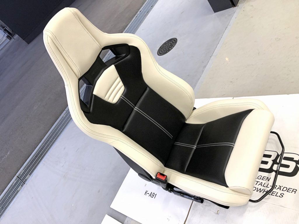 九州のBMW専門店スタディ福岡
BMWオープンエアーなZ4にRECAROスポーツスターでカラーはホワイトで運転席と助手席2脚交換です!シートヒーターも純正スイッチ連動で快適BMWレカロライフ♪