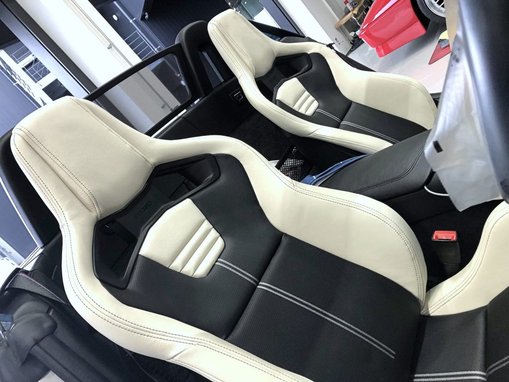 九州のBMW専門店スタディ福岡
BMWオープンエアーなZ4にRECAROスポーツスターでカラーはホワイトで運転席と助手席2脚交換です!シートヒーターも純正スイッチ連動で快適BMWレカロライフ♪