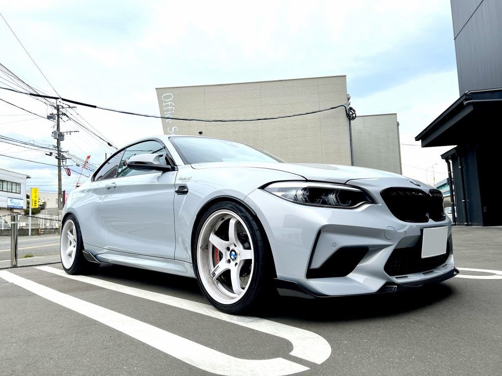 九州のBMW専門店スタディ福岡。
BMWのMモデルM2CompetitionにRECAROシートへ交換です!