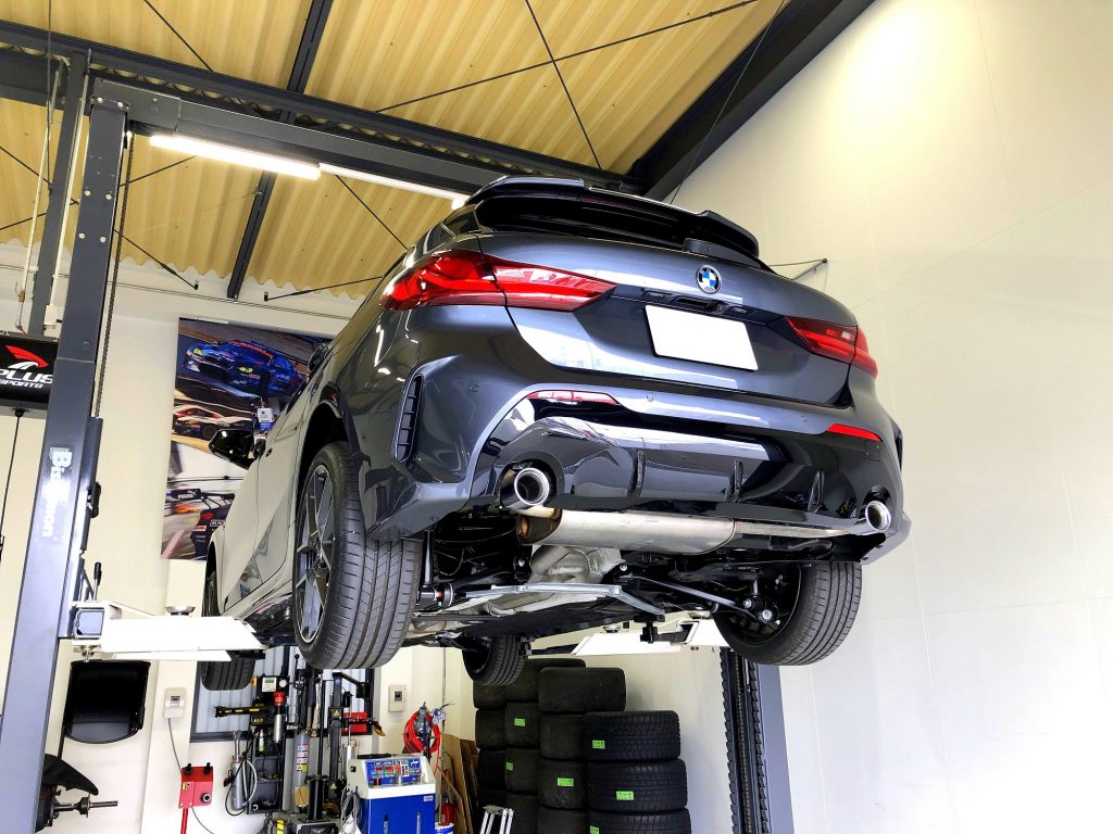 九州のBMW専門店スタディ福岡。BMW1シリーズに人気ボディ補強アイテムCPMロアレインフォースメント取付です!