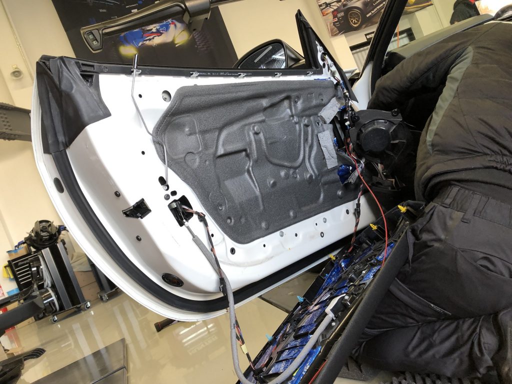 九州のBMW専門店スタディ福岡。BMW_E89Z4にスタディオリジナルカーテシランプ加工取付しました!
