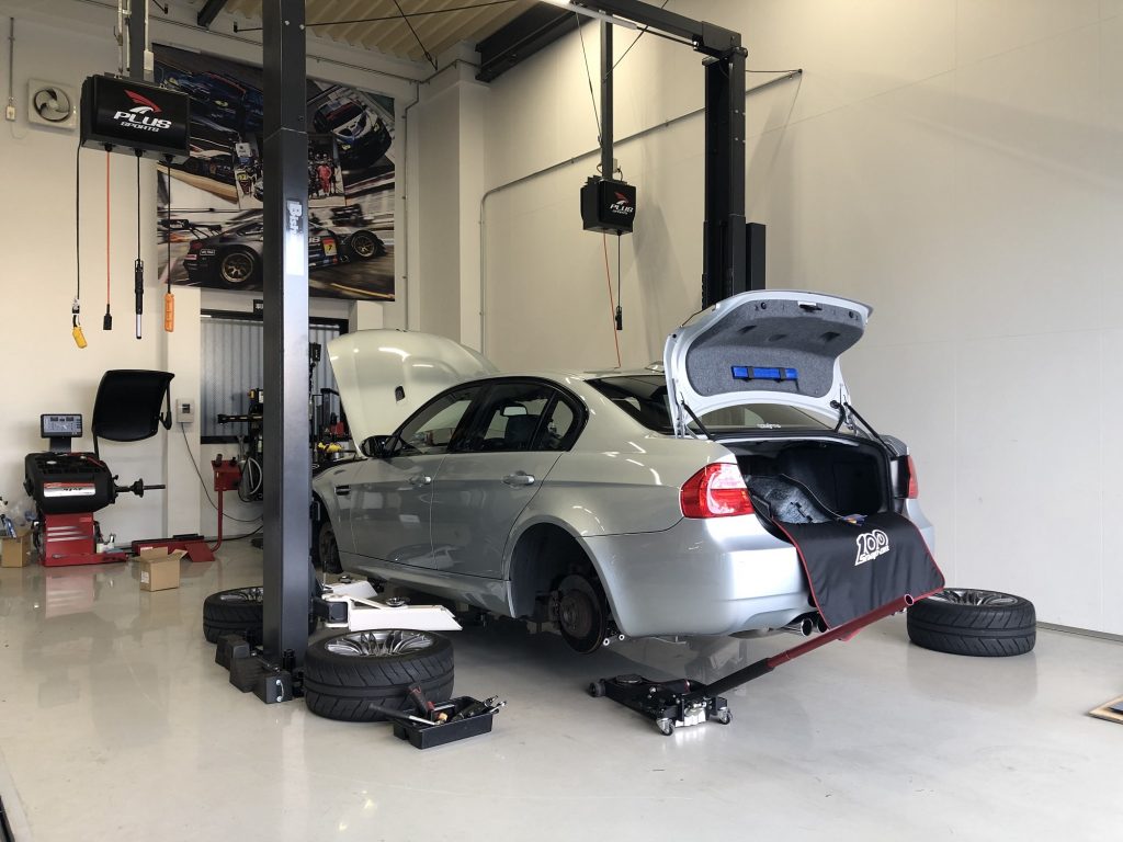 九州のBMW専門店スタディ福岡。BMWのMモデルE90M3にKWクラブスポーツサスペンションキットに交換ですッ!