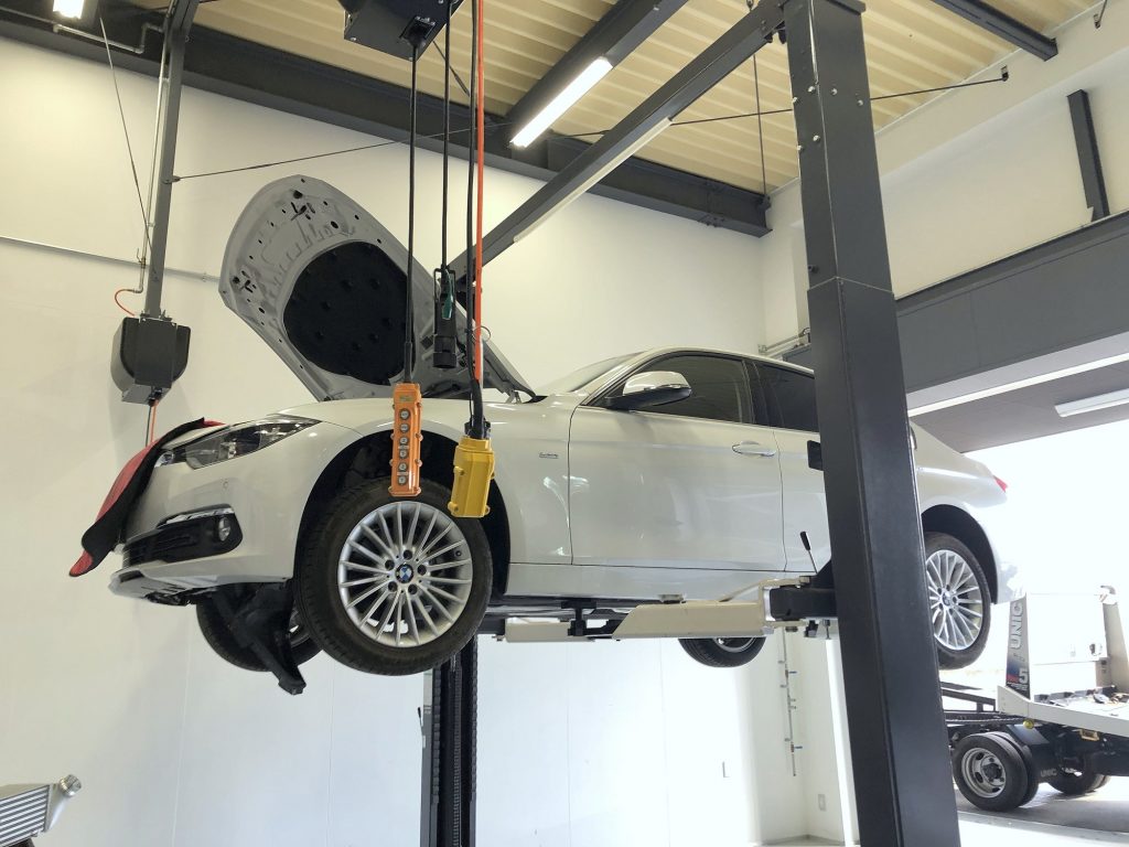 九州のBMW専門店スタディ福岡店。BMW3シリーズF30に大容量インタークーラーキットスタディオリジナルに交換です!
