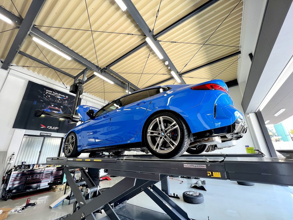 九州のBMW専門店スタディ福岡。
BMW2シリーズF44-M235iXにFTPチャージパイプセットとBMW_M50周年記念エンブレムを取付です!