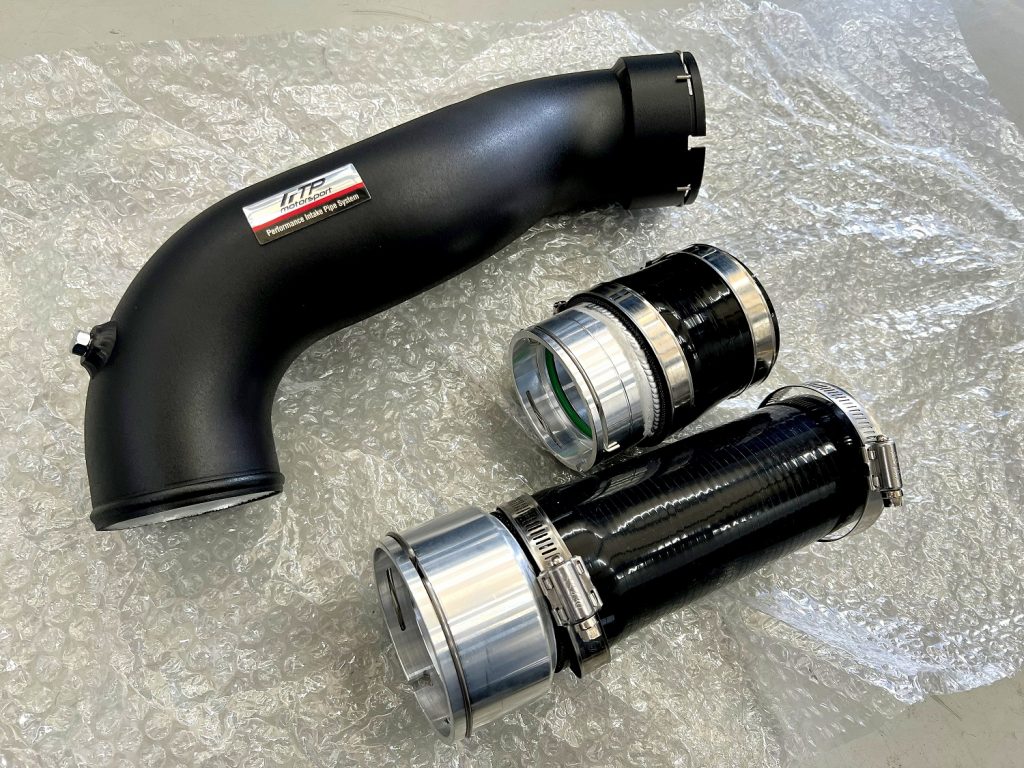 九州のBMW専門店スタディ福岡。
BMW2シリーズF44-M235iXにFTPチャージパイプセットとBMW_M50周年記念エンブレムを取付です!