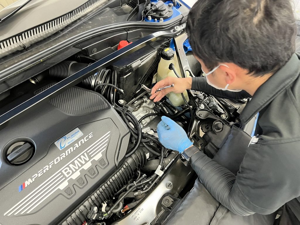 九州のBMW専門店スタディ福岡。
BMW2シリーズF44-M235iXにFTPチャージパイプセットとBMW_M50周年記念エンブレムを取付です!