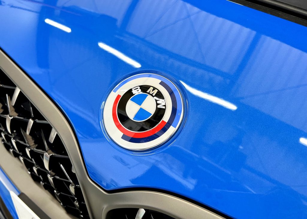 九州のBMW専門店スタディ福岡。
BMW2シリーズF44-M235iXにFTPチャージパイプセットとBMW_M50周年記念エンブレムを取付です!
