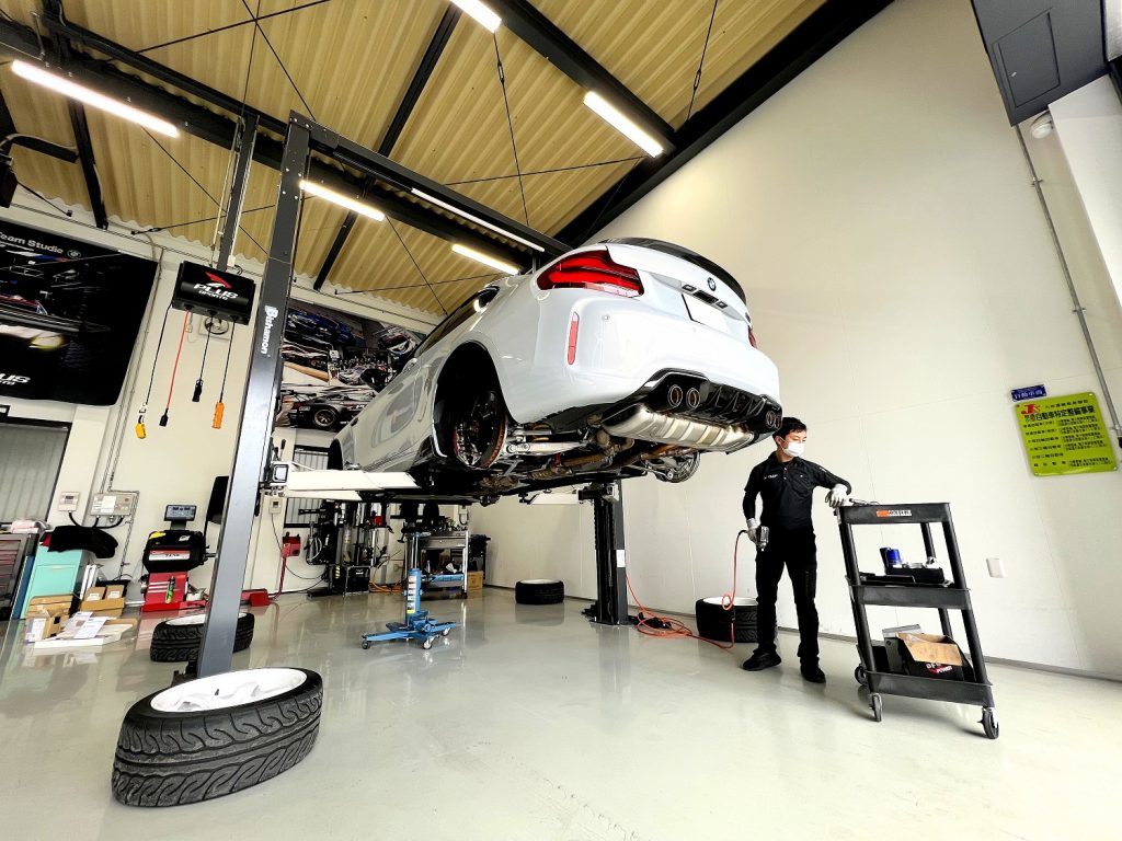 九州のBMW専門店スタディ福岡。
BMW_M2 competitionサスペンションチューニング!ピロ化とKWコントロールアームの交換です!